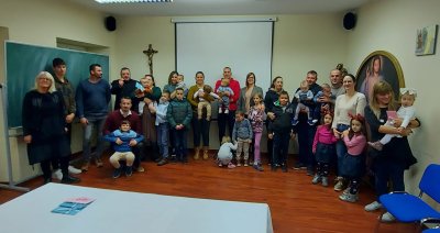 Caritas župe Vodice po šesnaesti puta darivao djecu „Obitelji 3+“ u Vodicama