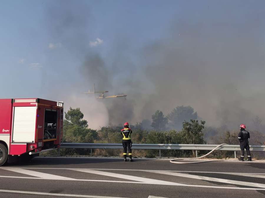 Požar je pod nadzorom: Obranila se cesta, a izgorjelo pet hektara i krovište nestambenog objekta
