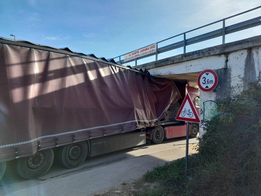 Kamion zapeo ispod podvožnjaka na Tribunjskom putu, promet se preusmjeravao za vrijeme izvlačenja