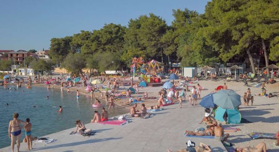 Čitatelji nam poručuju da ne smiju staviti ručnike na plažu Vruje ispod &quot;Matilde beach resorta&quot;: Evo što odgovaraju iz resorta