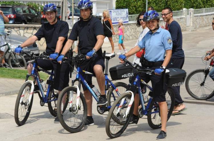 I ove godine policajci u Vodicama patroliraju na biciklima