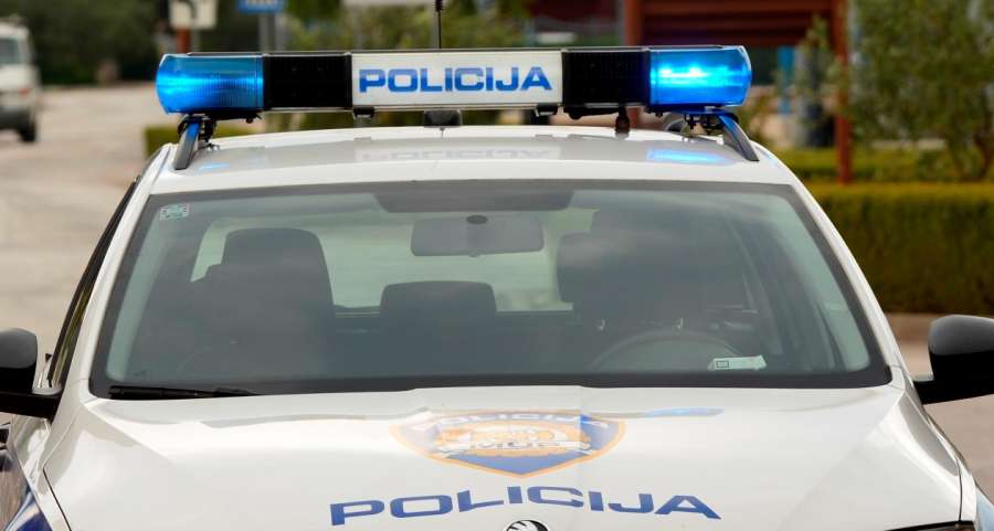 Napad na službenu osobu: U Tribunju 49-godišnjak silom spriječio policijskog službenika u obavljanju dužnosti
