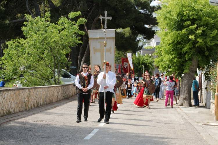 Foto: Svečanom procesijom ulicama grada i misnim slavljem započelo obilježavanje Dana grada Vodica