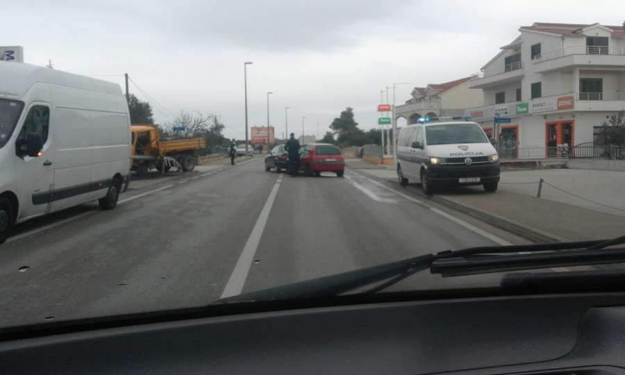 Na izlazu iz Vodica prema Šibeniku prometna nesreća u kojoj su sudjelovala tri vozila