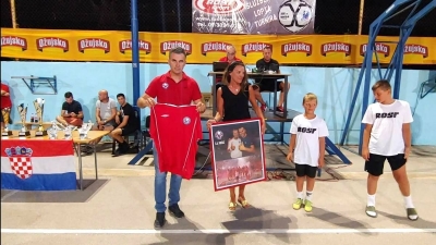 Predsjednik Š.D.Vukšić uručuje suprugi pok.Marija Budimira Ivani sliku i dres ŠD.Vukšić, kao znak sijećanja na rano preminulog Marija.Marijo je bio predstavnik Rost Sporta -generalni sponzor turnira u Vukšiću