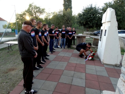Igrači MNK Radainovci polažu vjenac ispred spomenika hrvaskom viezu Božidaru Bašiću